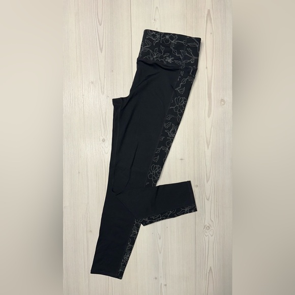 Skechers Black Leggings with Floral Pattern - Picture 4 of 6